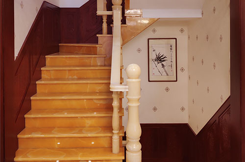 浦东中式别墅室内汉白玉石楼梯的定制安装装饰效果