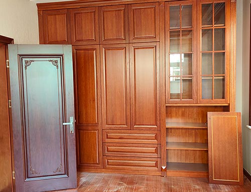 浦东中式家庭装修里定制的实木衣柜效果图